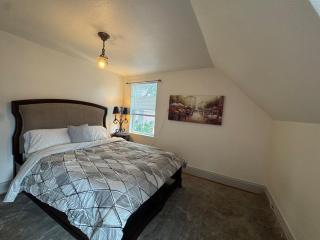 Downtown, 5-bed, 3-bath, 3-level - 3