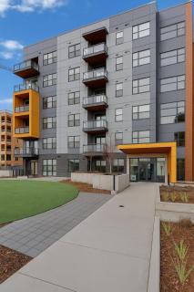 Stylish Comfort Suite 1BR+Den - Calgary - 2