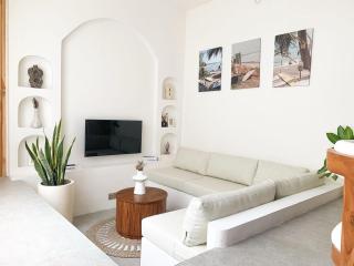Warm & Welcoming 2-Bedroom Villa with Wood Finish - 7