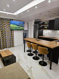Jenny's Dream Home II Athens Lux 2BR Apt, Hot Tub, CBD, Fast WIFI, Netflix - Atene - 0