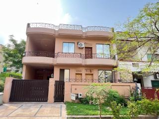 Modern 3-Bed Retreat E11 PEACEFUL - Islamabad - 0