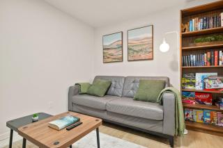 Retro Futuristic Cozy Suite with over 30000 Games Board Games and Netflix - Balzac - 8