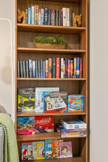 Retro Futuristic Cozy Suite with over 30000 Games Board Games and Netflix - Balzac - 5