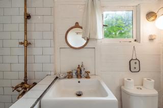 Charming Rustic Escape with Breathtaking Sea Views - 9