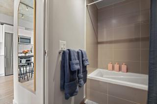 Vibrant PopArt downtown suite, comfy and stylish! - Calgary - 6