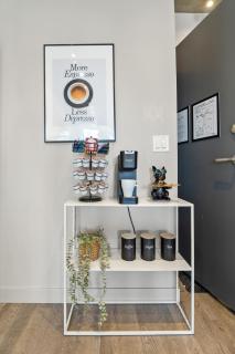 Vibrant PopArt downtown suite, comfy and stylish! - Calgary - 3