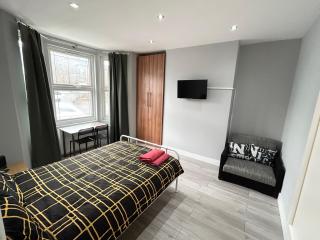 One Bedroom Apartment Near Heathrow Airport & London - Hayes - 0