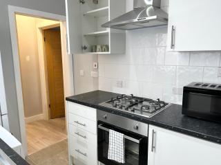 One Bedroom Apartment Near Heathrow Airport & London - Hayes - 9