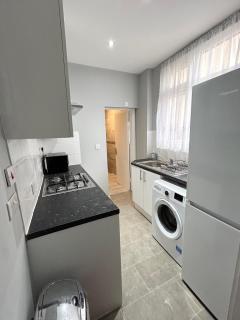 One Bedroom Apartment Near Heathrow Airport & London - Hayes - 5