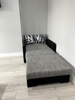 One Bedroom Apartment Near Heathrow Airport & London - Hayes - 2