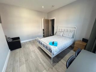 One Bedroom Apartment Near Heathrow Airport & London - Hayes - 1