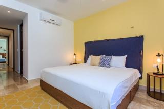Vibrant Condo, FiberOptic WiFi, Workspace & a Pool - 6