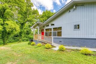 The Bungalow Hot Tub, WIFI, Games, Secluded, Near Dollywood, Free Attraction Tickets - 8