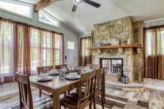 The Bungalow Hot Tub, WIFI, Games, Secluded, Near Dollywood, Free Attraction Tickets - Pigeon Forge - 4