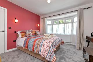 LUTON LUXURY LIVING, Large PREMIUM House, Beautifully Landscaped PRIVATE GARDEN, Newly Refurbished Throughout, PARKING FOR 2 VEHICLES, Great Access to Central Luton & the M1 Motorway - Luton - 4
