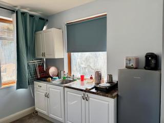 Triplet room with kitchen - Northolt - 3