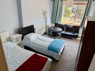Triplet room with kitchen - Northolt - 2