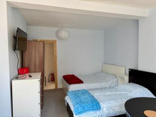 Triplet room with kitchen - Northolt - 1