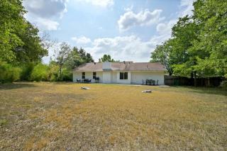 Central Home Near Everything| Sleep 8 | BBQ & Yard - 5