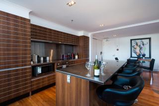 Large Executive Inner City Apartment - Wellington - 7