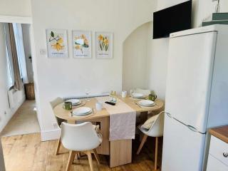 Botanica convenient centre Stay free parking - Swindon - 7