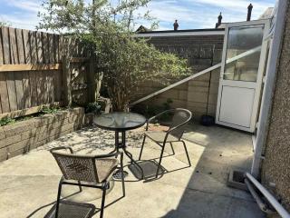 Botanica convenient centre Stay free parking - Swindon - 5