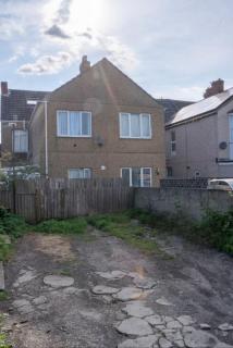 Botanica convenient centre Stay free parking - Swindon - 1