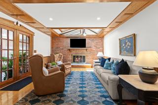 Grandma's Fun 5BR House - Heated Indoor Pool - 5