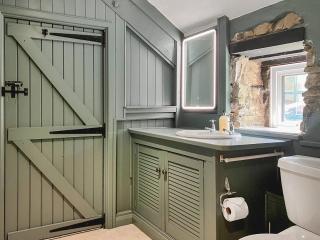 3 Legged Duck Cottage - - 4