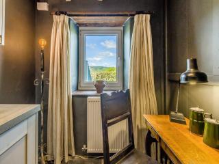 3 Legged Duck Cottage - - 3