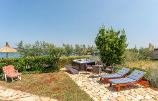 3 Bedroom Cozy Apartment In Ugrinic - 1