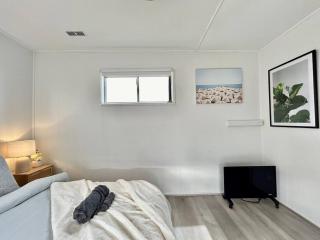 Scenic 3BR Stay | Mountain Views & Peaceful Vibes - Morwell - 9