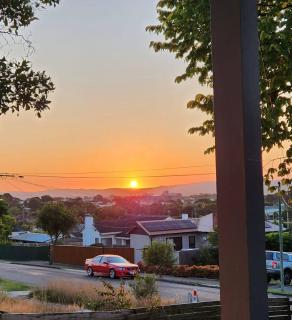 Scenic 3BR Stay | Mountain Views & Peaceful Vibes - Morwell - 9