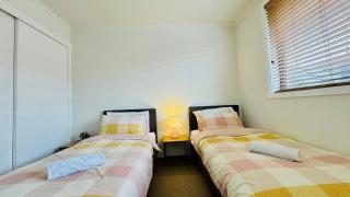 Cozy 2BR Retreat, 3-Minute Drive to Albury Airport - Albury - 1