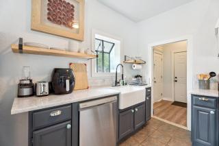 2br Bungalow Plaza & Uptown Private Yard #09 - Oklahoma City - 1