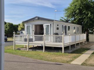 Modern 6 Berth Caravan With Decking At Cherry Tree Park In Norfolk Ref 70718C - Great Yarmouth - 0