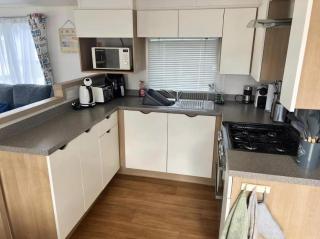 Superb Caravan At Broadland Sands Holiday Park Nearby Lowestoft Ref 20322Bs - 5