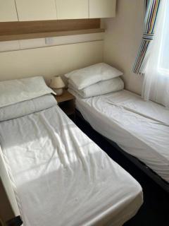 Superb Caravan At Broadland Sands Holiday Park Nearby Lowestoft Ref 20322Bs - Hopton on Sea - 2