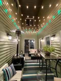 Spacious 4 bedroom & Den with semi-enclosed patio & Central AC & Gym & Game room - Edmonton - 0