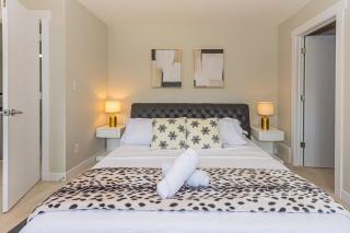 Spacious 4 bedroom & Den with semi-enclosed patio & Central AC & Gym & Game room - Edmonton - 9
