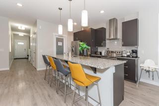 Spacious 4 bedroom & Den with semi-enclosed patio & Central AC & Gym & Game room - Edmonton - 6