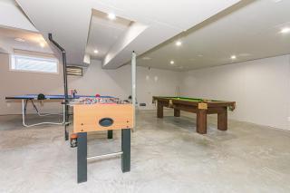 Spacious 4 bedroom & Den with semi-enclosed patio & Central AC & Gym & Game room - Edmonton - 5