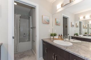 Spacious 4 bedroom & Den with semi-enclosed patio & Central AC & Gym & Game room - Edmonton - 3