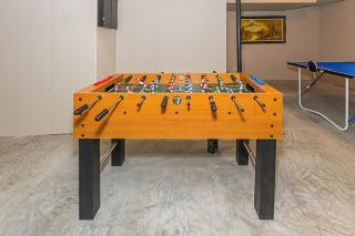 Spacious 4 bedroom & Den with semi-enclosed patio & Central AC & Gym & Game room - Edmonton - 2