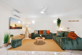 Lakeside Luxe Retreat - Pool View BBQ Spa Bath - Cairns North - 8