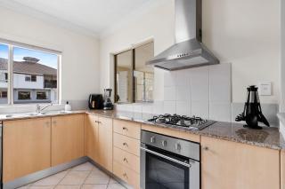 Lakeside Luxe Retreat - Pool View BBQ Spa Bath - Cairns North - 4