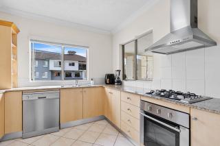 Lakeside Luxe Retreat - Pool View BBQ Spa Bath - Cairns North - 2