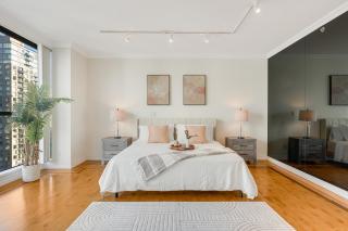 Grand 2BR Luxury Suite Designer Interiors and City Views - Vancouver - 8