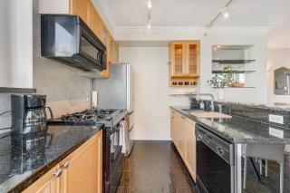 Grand 2BR Luxury Suite Designer Interiors and City Views - Vancouver - 6