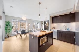 Designer 2 Bedroom Home in Central Urban Location - Vancouver - 9